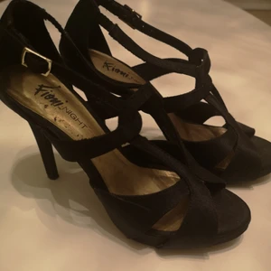  - Svarta satin stilettklackar från new York knappt använda 
