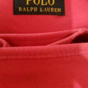  - 32 cm x 30 cm Handväska .En stor och en liten ficka inuti .Mycket fin. Rosa färg.