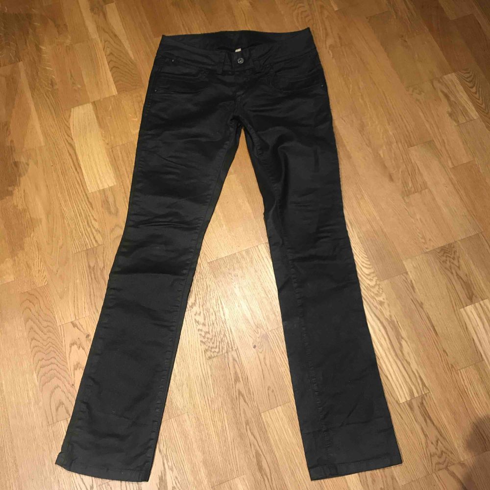 Vaxade svart byxor från Vera Moda. Nya!  Köparen står för frakt . Jeans & Byxor.