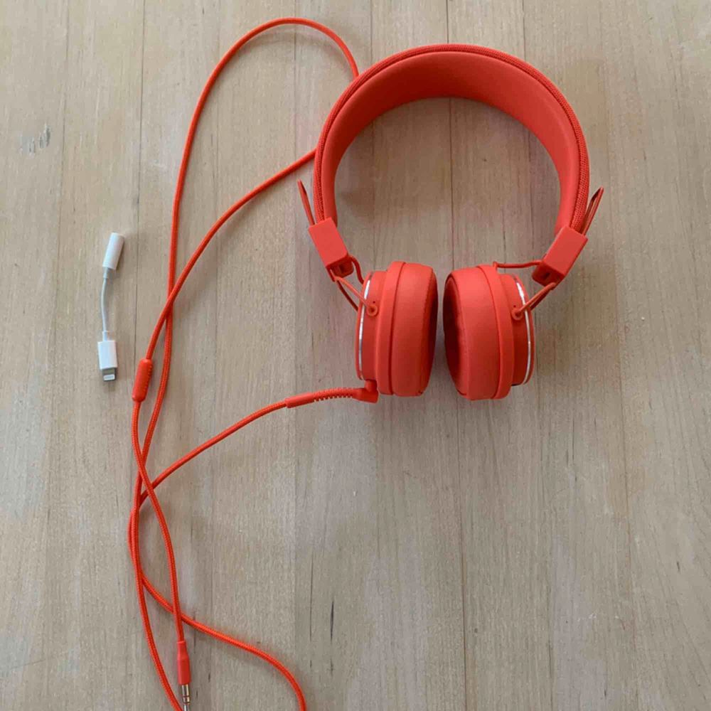 Säljer ett par helt nya och oanvända hörlurar från Urban Ears, i modellen Plattan 2, färg Tomato Red. Medföljer även en adapter (den vita sladden) så man kan använda hörlurarna till nyare mobiler med andra uttag.. Övrigt.