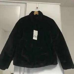 En jätte fin svart Zara jacka med fusk päls i storlek XS helt oanvänd. Fick den i födelsedags present och säljer på grund av  att den är för liten. Ny jacka kostar 700 och säljer den för 600. 