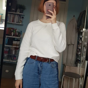  - Styv vit tröja med randig textur 