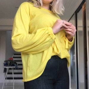  - Gul blus med knyting ärmuppslagen  kontakta mig om frakt samt annan information❤️❤️