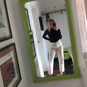 Jätte fina jeans - Säljer mina skit snygga créme vita jeans för att jag inte använder dom köpta för 850 och knappt använda frakt kan diskuteras vid snabb affär 🥰