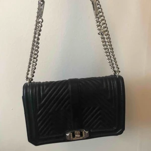  - Säljer min otroligt fina, och rymliga väska!! Den är sparsamt använd, men har lite slitningar vid låstet (se sista bild). Nypris för denna väska är 4236kr och jag säljer för 2300kr, men priset kan även diskuteras!! Dustbag finns! 