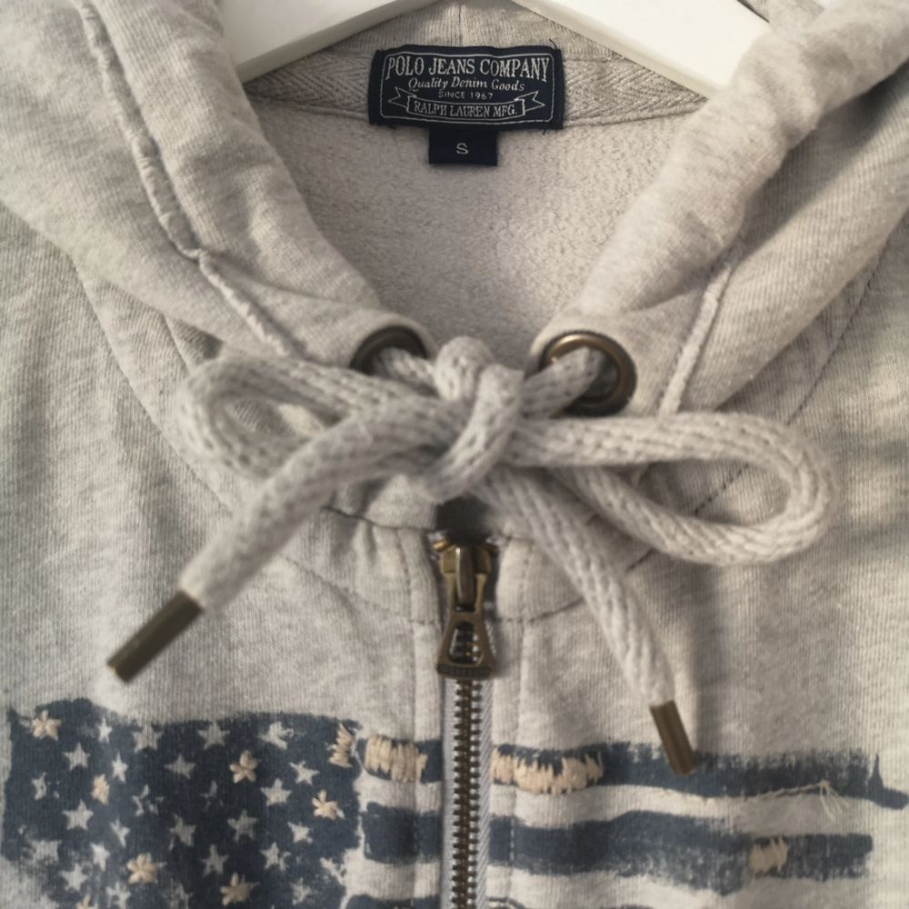 Grå hoodie från Polo Ralph Lauren i storlek S. Knappt använd! Köpt för 1199:- säljer för 500:- och FRAKTEN INGÅR I PRISET :)  . Huvtröjor & Träningströjor.