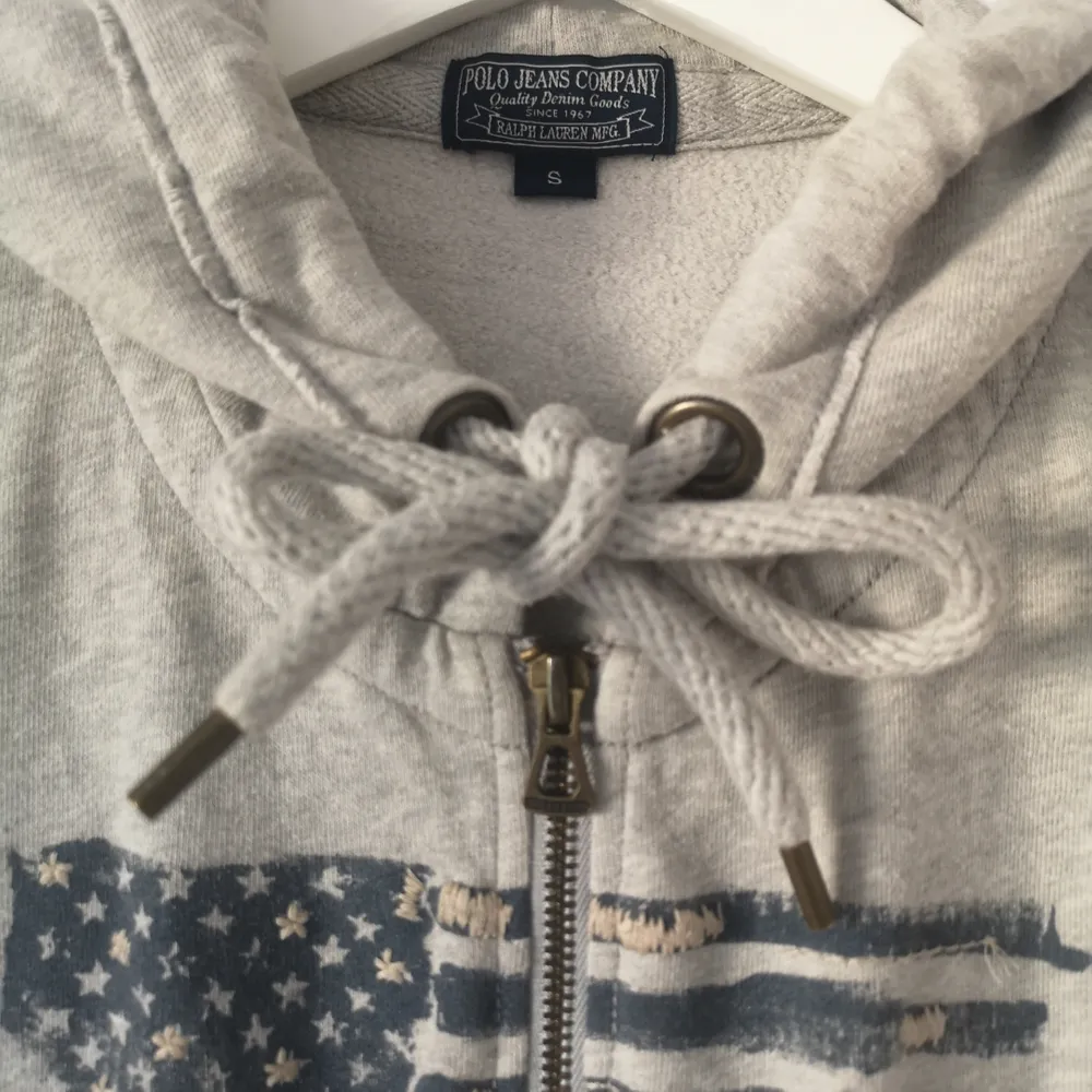 Grå hoodie från Polo Ralph Lauren i storlek S. Knappt använd! Köpt för 1199:- säljer för 500:- och FRAKTEN INGÅR I PRISET :)  . Hoodies.