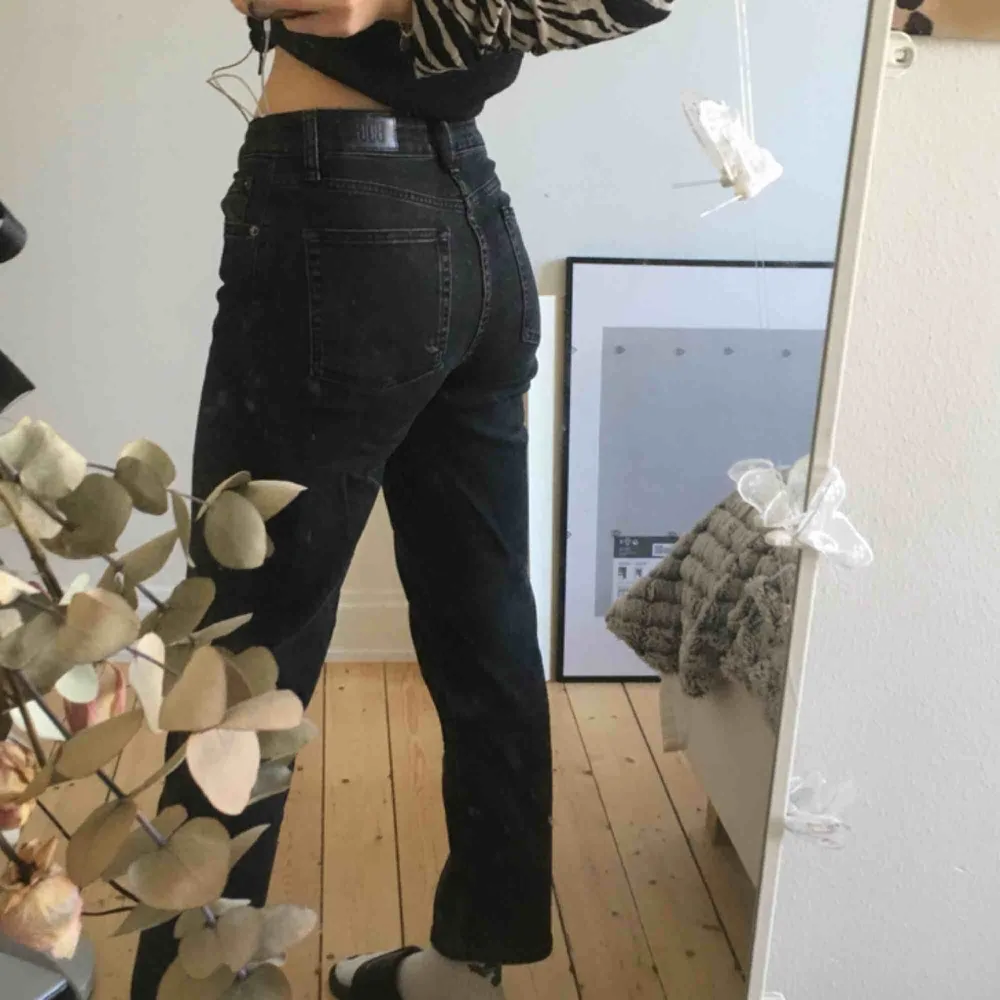 Ett par snygga BDG jeans från urban outfitters. Säljer eftersom jag har inte använt dem mycket så de är i bra skick! Jag kan mötas upp i Stockholm, annars betalar köparen för frakt. Jeans & Byxor.