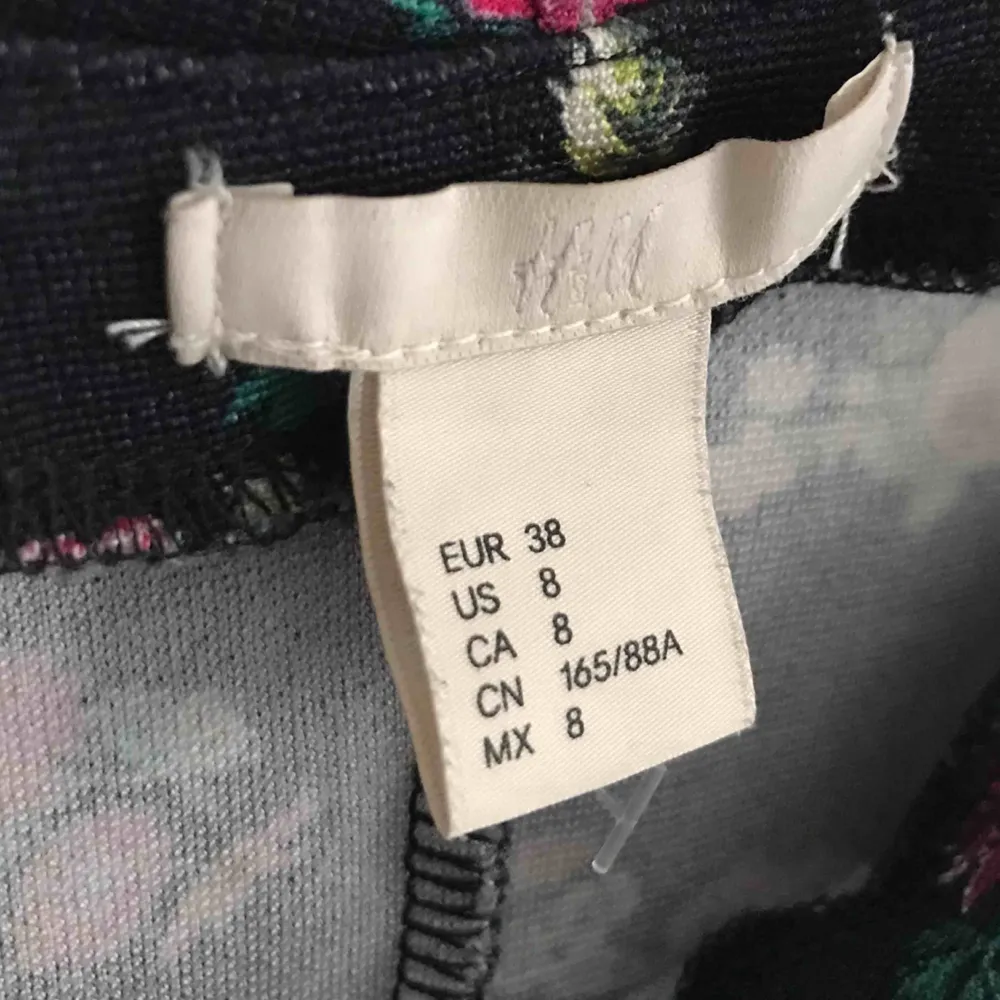 Blommig body kontakta mig om frakt samt annan information❤️❤️. Neuletakit & Villapaidat.