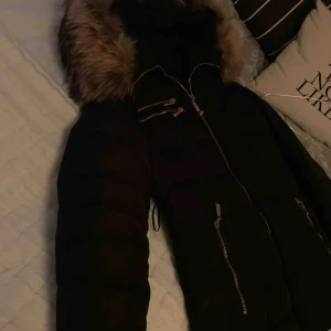 Hollies jacka - Säljer min hollies jacka i storlek 34 med äkta päls. Jackan är tyvärr för liten för mig. Jackan är i jätte fint skick och har precis kemtvättat den. Nypris 4500kr, men säljer för 1500kr. Igentligen kostar den bara 1000 då kemtvätten kosta ca 500kr. 