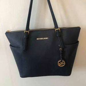  - Micheal kors väska, från 2017. Otroligt sparsamt använd, både kvitto o dustbag finns!! 😊 Fin mörkblå färg, som passar till allt!! Nypris: 2500 kr, jag säljer för 1500kr då jag anser att den är i otroligt fint skick, men priset går o diskutera!!