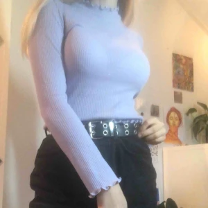  - En lila räfflad polo. Jag säljer den för att den är för liten men jag gillar den verkligen Pris + frakt <3