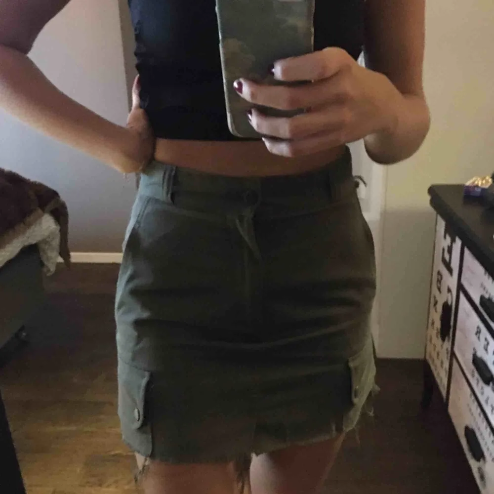 Militärgrön högmidjad vintage kjol från Urban outfitters 🍒. Kjolar.