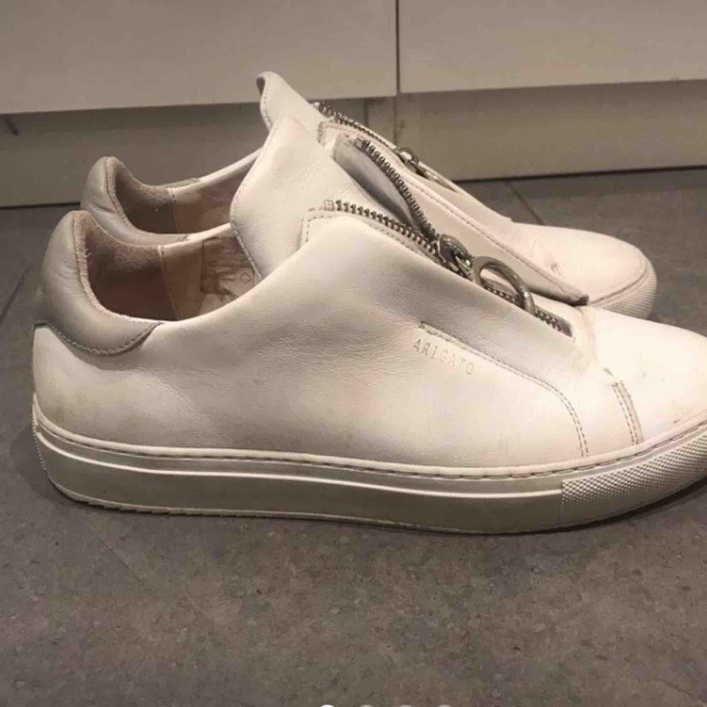 Arigato clean zip sneakers. Säljer pga lite användning, de har några få slitningar samt lite små fläckar pga att de är vita men de går bort. Använda ett fåtalgånger.. Pris kan diskuteras. Skor.