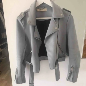  - En mockajacka i storlek Medium från Zara.  Färg: Himmelsblå 