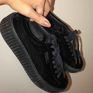  - Skor från Fenty x Puma i storlek 38. Använda endast en gång så i princip helt nya. Medföljer en gympa/dustbag. 