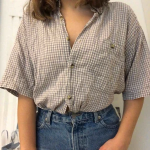  - Vintage rutig skjorta från Natural Identity 🤙🏼 Superskön och mjuk! Storlek M i herrmodell, funkar också oversize 💕