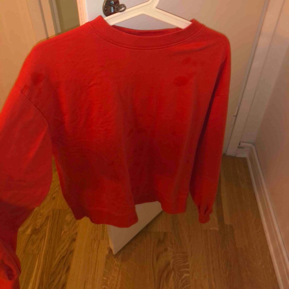 Orange sweatshirt. Använd nån gång bara.. Huvtröjor & Träningströjor.