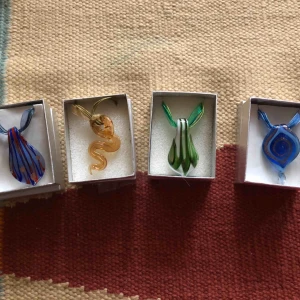  - 4st glas halsband, alla för 100kr eller en för 30kr