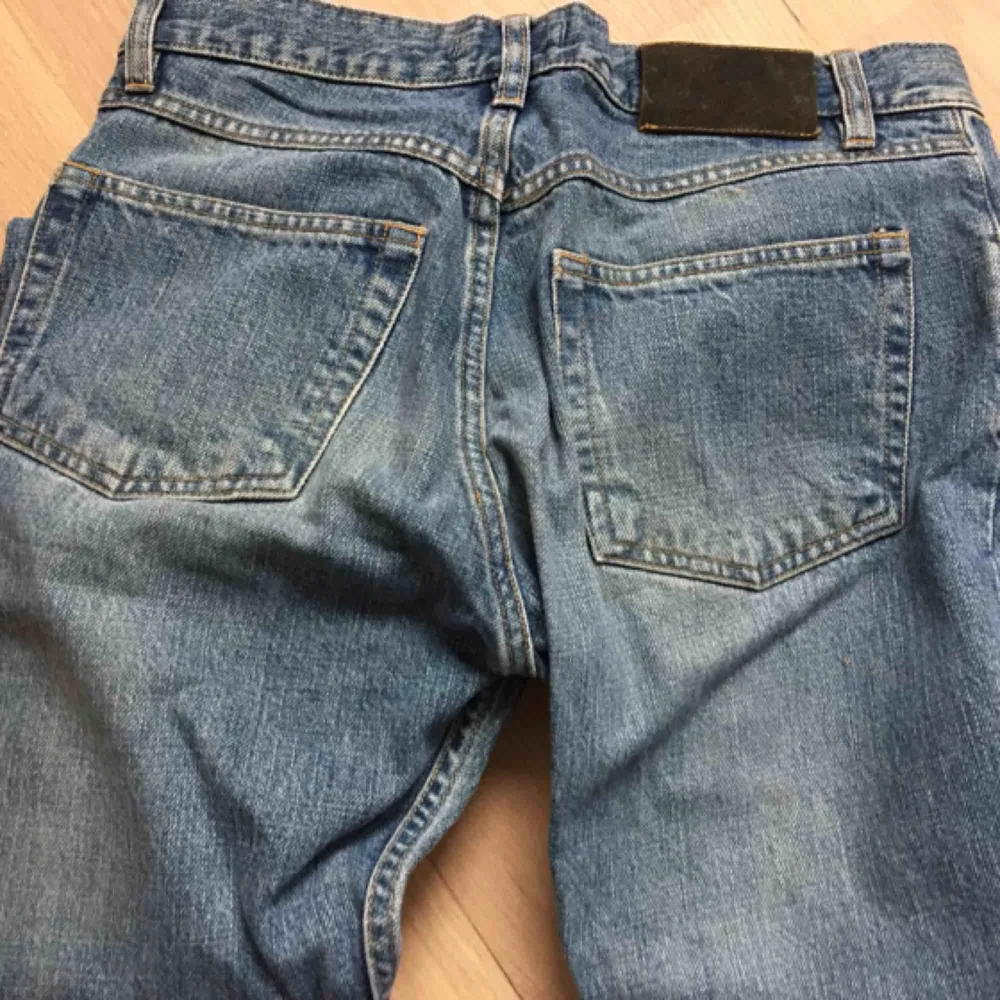 Coola jeans med snygg grå/blå färg. Snygg och najs passform. Köpare står för frakt. Annars möts vi på söder💕. Jeans & Byxor.