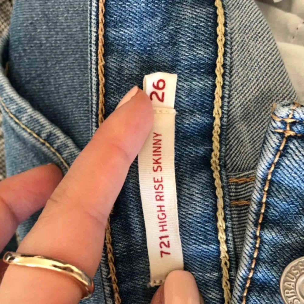 Säljer ett par fina Levi’s jeans. Modell 721 high rise skinny i storlek 26. De är i väldigt bra skick. Kan mötas i Stockholm (köparen står för frakt). Jeans & Byxor.