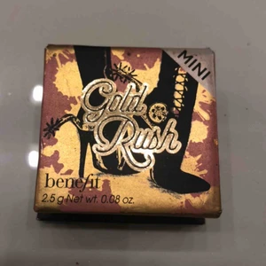 Blush  - Mini blush från Benefit! Behändig för den som reser mycket. Använd 1 gång.  
