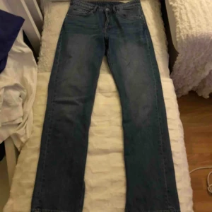  - Ett par raka jeans från monki, ”storlekslappen” är borta så vet ej riktigt vilken storlek de är skulle gissa på 27 eller 28, men funkar på mig som har s/m