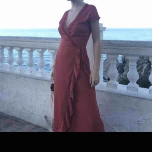  - Säljer denna snygga långklänning från märker FAIYT, köpt på nakd. Använd fåtal gånger. Tjejen som har klänningen är ca 164-166 cm Köparen står för frakt💓💓 pris kan diskuteras