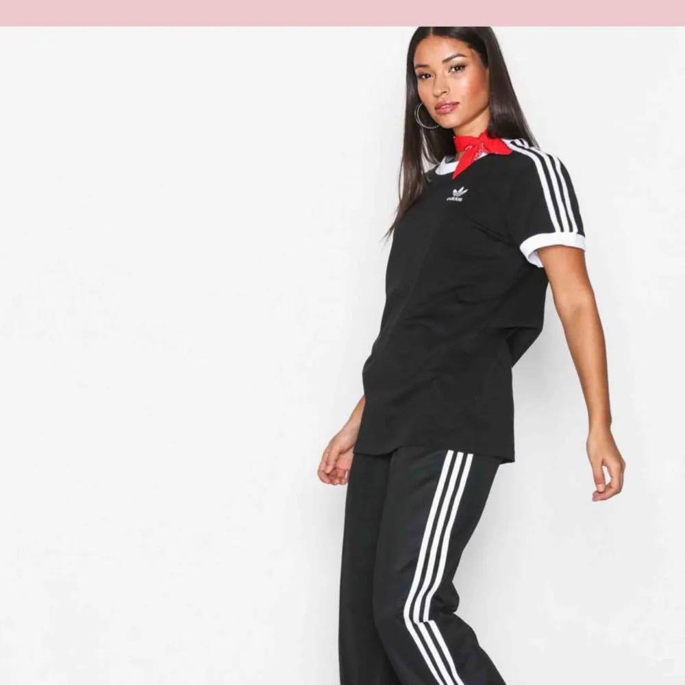 En superfin tröja från Adidas, köpt på Nelly.com säljer pga dubbletter! Tröjan är sparsamt använd, nästan som ny.  Nypris 300kr. Buda!!🥰🥰. T-shirts.