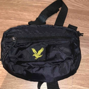  - Fin magväska, oanvänd! Nypris ca 300kr 