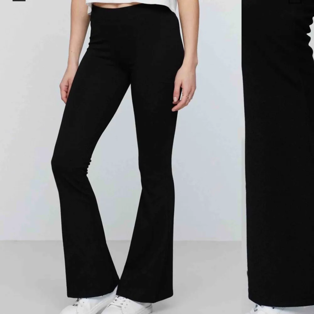 Säljer de populära utsvängda byxorna ifrån Gina tricot i storlek S men de passar även xs också. De är nästintill aldrig använda och är i nyskick. Säljer pga fel längd.. Jeans & Byxor.