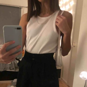  - Säljer detta jätte fina ribbade linnet från Gina tricot i storlek S! Linnet är nästan helt nytt och använt max 3 gånger🥰säljer pågrund av för stort😢 ‼️budet ligger på 135kr‼️