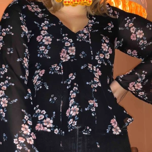  - Oanvänd blus från H&m. Storlek 40 men liten i storleken så mer än 36/38