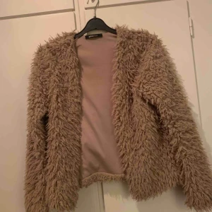  - Cool kofta från Gina Tricot. Nypris 300 kr. Finns att hämta i Norrköping. Vet inte frakten just nu men kan ta reda på det om någon är intresserad.