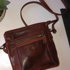  - En brun axelremsväska som inte kommer till användning.🥰 liten frakt tillkommer 