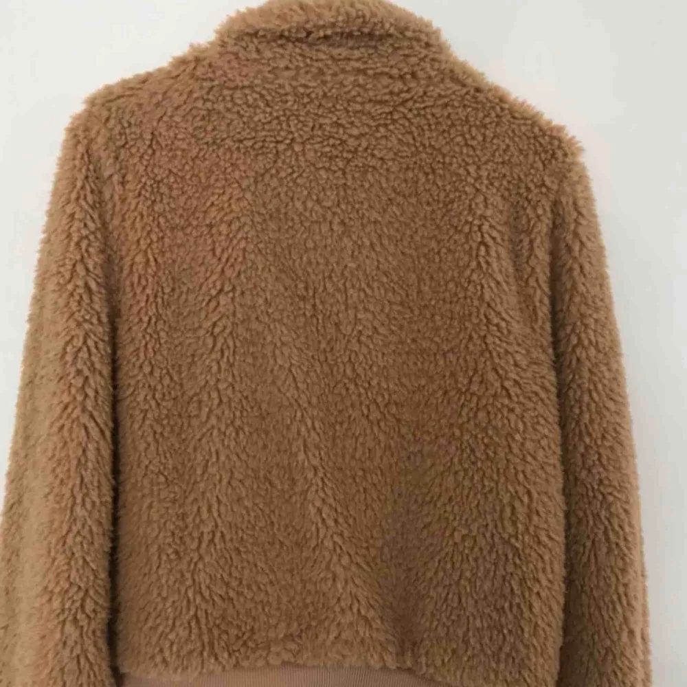 Snygg brun jacka, lite tunnare så kan också användas som tröja om man vill. Använd två gånger så jackan är i gott skick. (Köparen står för frakten) 💜. Jackor.