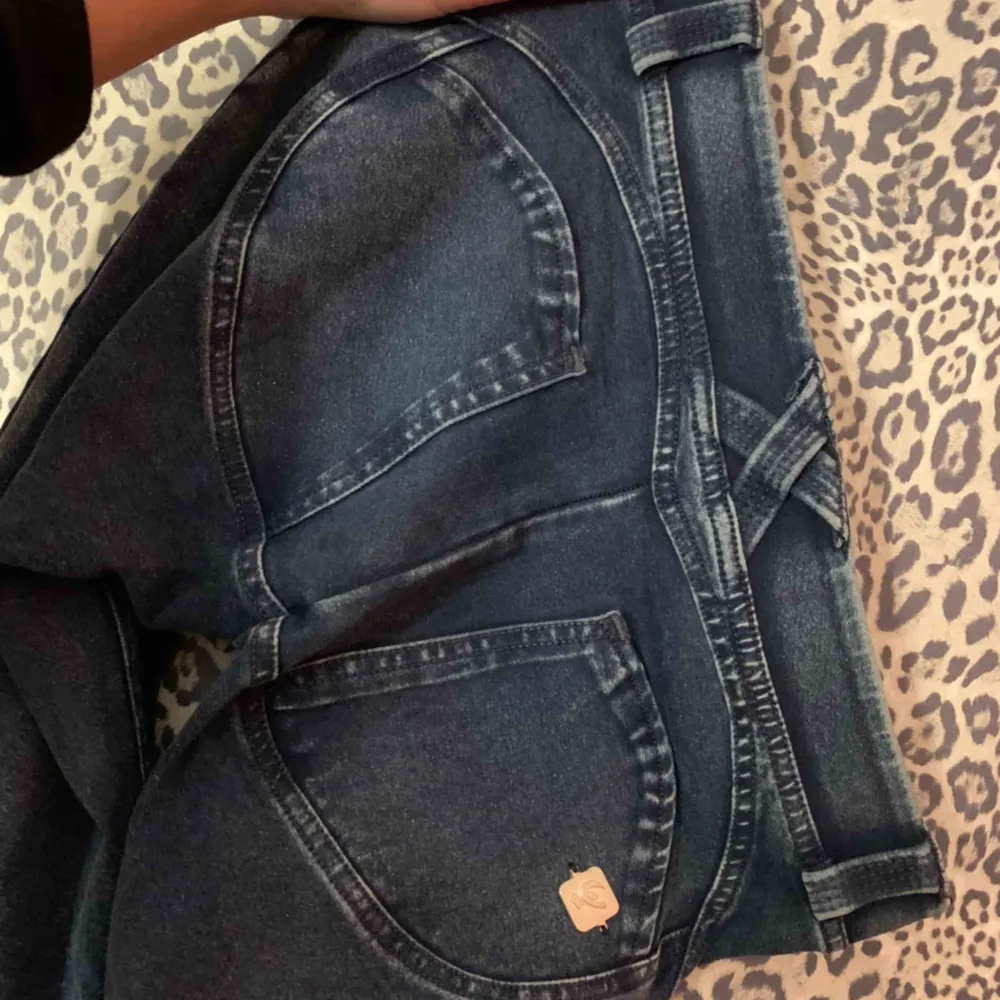 Äkta freddy wr.up byxor som ser ut som jeans men är super skönt material, aldrig använda så ser helt nya ut. Har en dragkedja nere vid benen. . Jeans & Byxor.