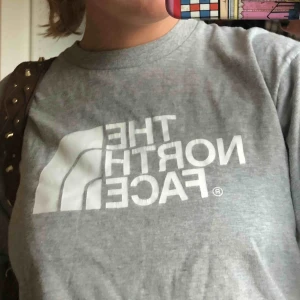  - En basic snygg grå T-shirt. Nästintill oanvänt