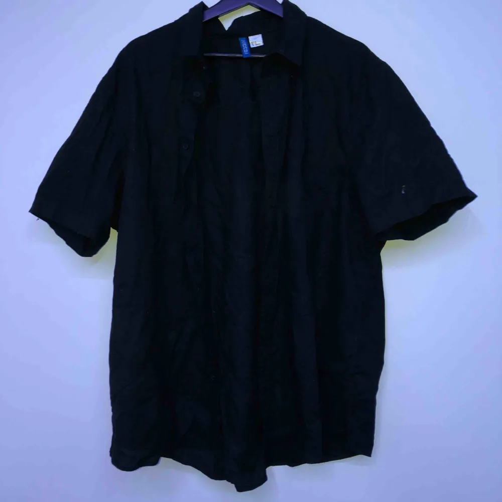 Kortärmad svart skjorta från H&M, gott skick, aldrig använd.  Möts i Sthlm annars står köparen för frakten :) . Skjortor.