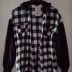  - Tröja i storlek S, lite oversize. I fint skick. Fraktkostnad blir 72kr.