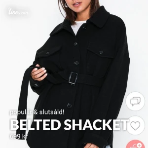  - Den populära snygga Nelly belted schacket! Helt slutsåld i denna storlek och de flesta andra!!! Storlek 34, snyggt oversize💞 alla tags är kvar, helt oanvänd och precis öppnad ur kartongen då jag beställde fel storlek, köpte för 699 kr. Tar bud!