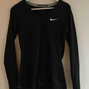 - Träningströja från Nike PRO. Är i nyskick, V-ringad, långärmad, skönt material/textil som leder bort svett!  Ink frakt!