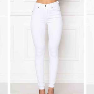 Säljer vita dr denim jeans. De är i bra skick och har endast använts en gång. Jeansen har hög midja och slim passform. De är väldigt stretchiga och töjer/formar sig efter kroppen. Passar om man har S-XS.