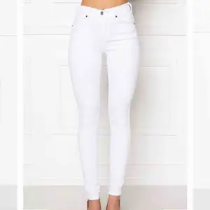 Säljer vita dr denim jeans. De är i bra skick och har endast använts en gång. Jeansen har hög midja och slim passform. De är väldigt stretchiga och töjer/formar sig efter kroppen. Passar om man har S-XS.