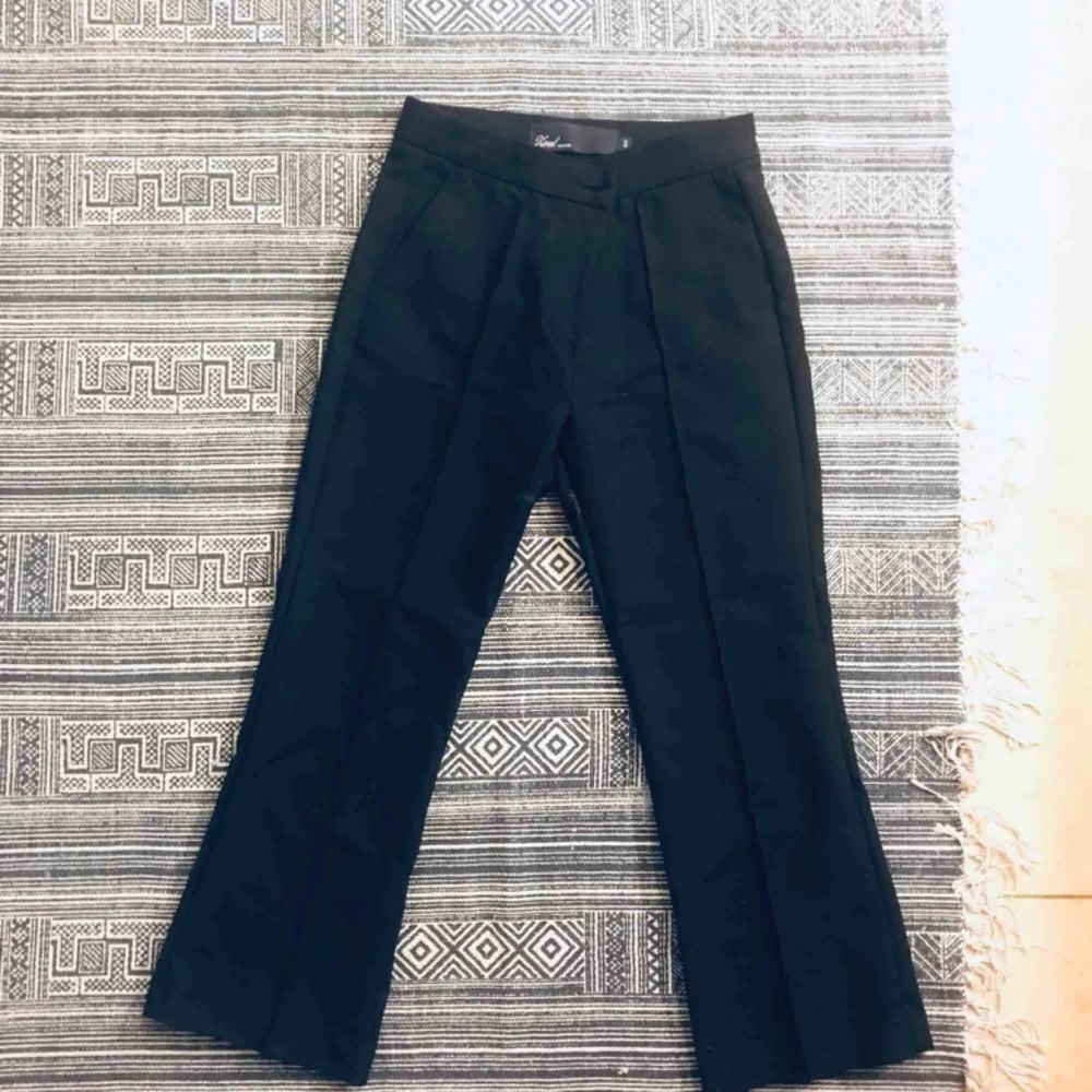 Kostymbyxor cropped i svart. Gott skick.. Jeans & Byxor.