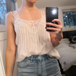 - Linne i off white färg. Bra skick. Lite genomskinlig men det är bara ett plus när man har en söt bralette under. Vet tyvärr inte vad det är för märke. ❤️ Möts upp i Stockholm, helst på Södermalm. Om du köper flera saker kan vi komma fram till ett bra paketpris. 