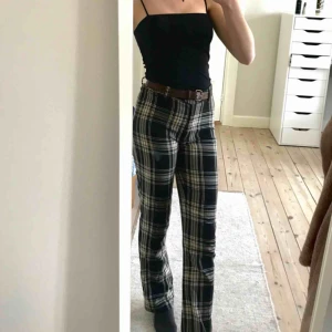  - Jättefina rutiga byxor. Storlek 34, funkar för mig som har S, men lite tighta runt låren.  frakt är inte inräknat.  