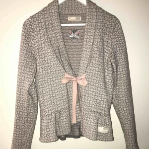  - Jag säljer en kofta från odd Molly, köpt 2017  Köpt för: 1795:- Bud från: 300 :- Den kommer från ett djur och rökfritt hem. Lägg ett bud om du är intresserad