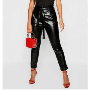  - Svarta läderbyxor från Boohoo! Satt precis som på bilderna, men aldrig använda då de inte är riktig i min stil.