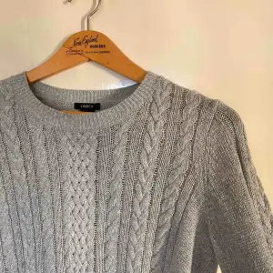 Stickad grå tröja ifrån Lindex. Säljer då den inte längre kommer till användning💓 mysig nu till hösten eller vintern!